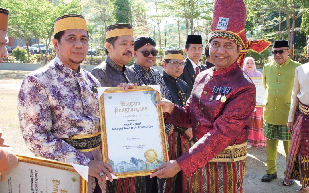 Gegap Gempita HUT RI ke-81, Rektor UIN Alauddin Serahkan Penghargaan Bergengsi kepada Prof. Andi Aderus (Wakil Rektor II Bidang AUPK)