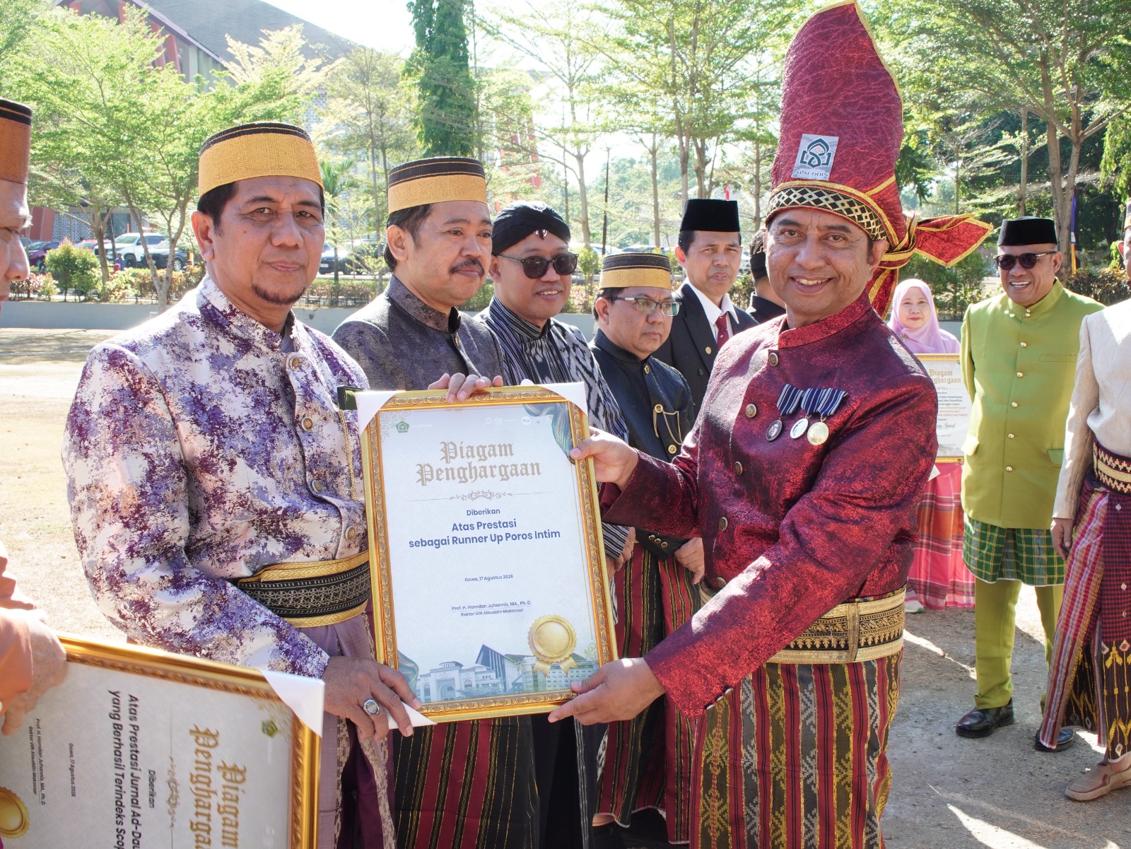 Gegap Gempita HUT RI ke-81, Rektor UIN Alauddin Serahkan Penghargaan Bergengsi kepada Prof. Andi Aderus (Wakil Rektor II Bidang AUPK)