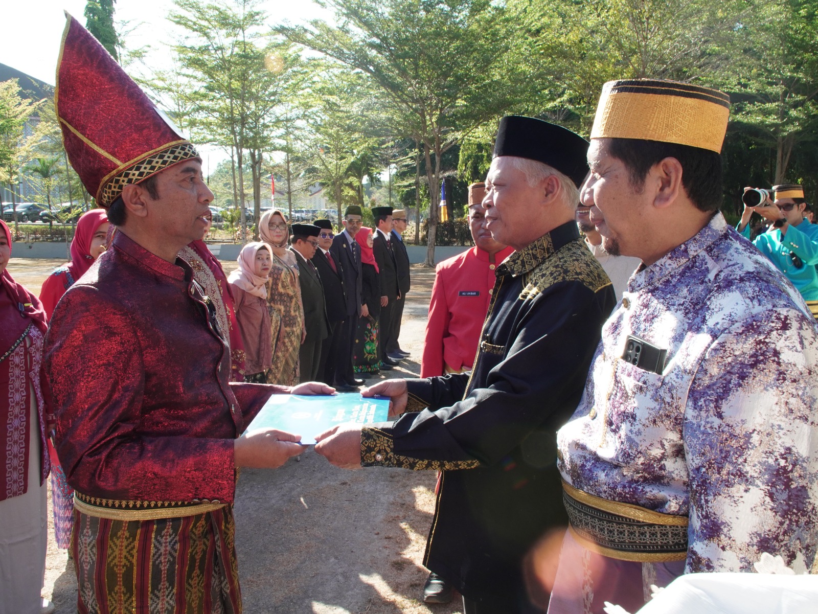 Tiga Dekade Mengabdi, Rektor UIN Alauddin Makassar Terima Satyalancana Karya Satya XXX Tahun